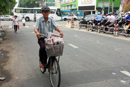 Người đàn ông hơn 20 năm bán báo dạo