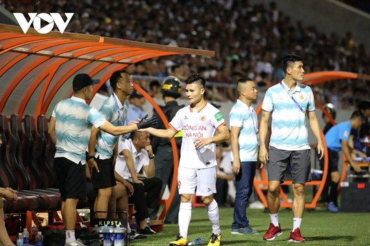 Công An Hà Nội để thua đội cuối bảng trong ngày ra mắt Quang Hải 