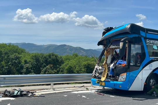 Tai nạn trên cao tốc Nha Trang - Cam Lâm: Đưa thi thể 2 nạn nhân khỏi hiện trường