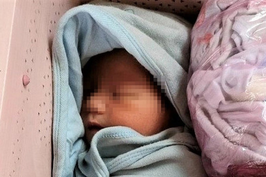 Bé trai sơ sinh bị bỏ rơi trước nhà dân ở TPHCM