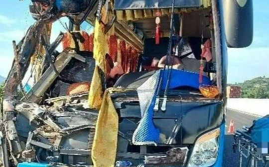 Xe chở đoàn từ thiện gặp nạn nghiêm trọng trên cao tốc Nha Trang - Cam Lâm