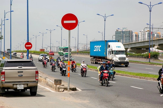 Ô tô đi ngược chiều để né trạm thu phí Xa lộ Hà Nội hơn một năm