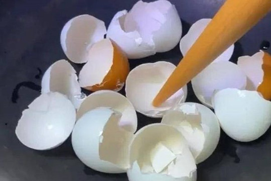 Cho vỏ trứng vào chảo rang, nhiều vấn đề trong nhà được giải quyết, vừa tiết kiệm lại dễ dùng