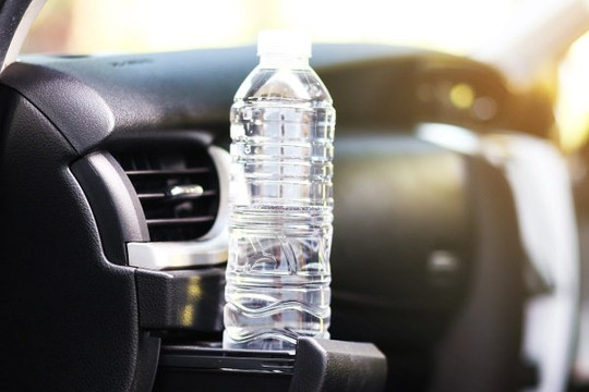 Vì sao không nên để chai nước trong ô tô vào mùa hè?