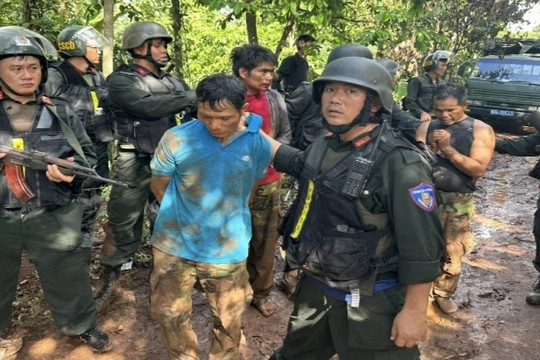 Băng rừng, vượt đồi truy bắt các đối tượng trong vụ khủng bố tại Đắk Lắk