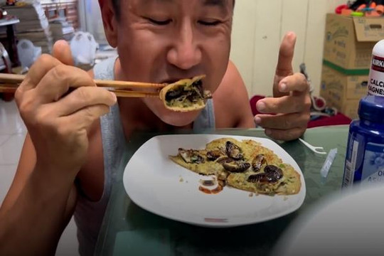 Người đàn ông Đài Loan ăn trứng tráng với những con gián