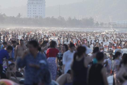 Hàng nghìn du khách về Cửa Lò tắm biển giải nhiệt ngày cuối tuần