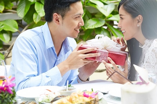 Bất ngờ khi bạn trai quỳ xuống cầu hôn tôi trước mặt người yêu cũ