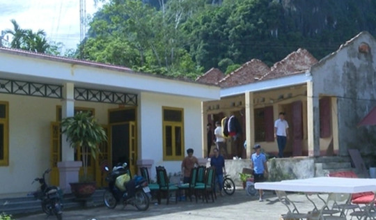 Giông lốc thổi bay mái nhà khu tập thể giáo viên ở Thanh Hóa