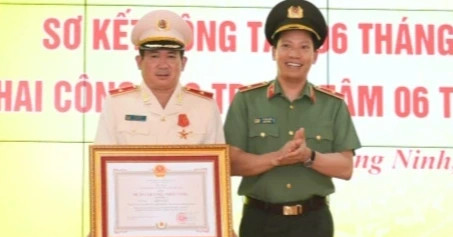 Thiếu tướng Đinh Văn Nơi được trao Huân chương chiến công hạng Nhất