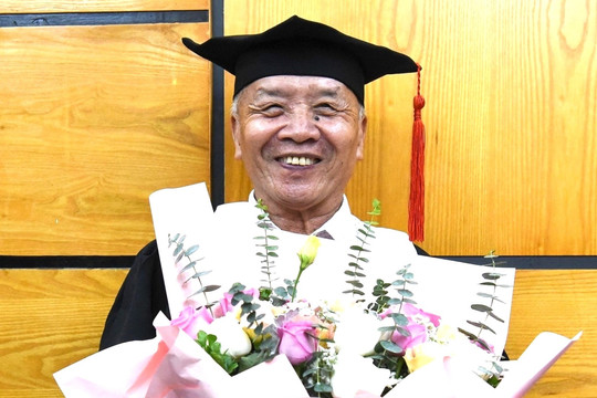 Cụ ông 78 tuổi tốt nghiệp bằng giỏi ĐH Luật Hà Nội
