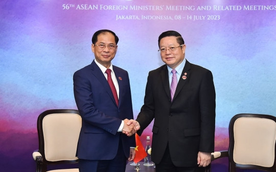 AMM-56: Bộ trưởng Ngoại giao Bùi Thanh Sơn gặp Tổng Thư ký ASEAN Kao Kim Hourn