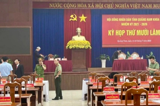 Khói bao trùm hội trường khi HĐND tỉnh Quảng Nam đang họp