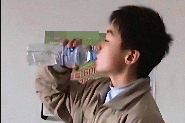 Con trai 14 tuổi uống hơn chục lít nước/ngày, bố mẹ thấy con ăn uống được vui mừng, lúc đi khám bệnh đã nặng
