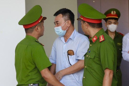 Cựu Phó Giám đốc Công an Hà Nội bật khóc, khai chạy án 2,65 triệu USD vì 'tình cảm anh em'