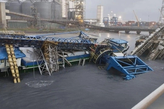Hai tàu hàng va chạm, cầu cảng Cái Mép hư hỏng nặng