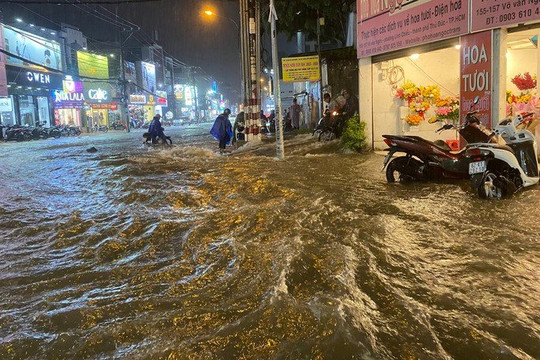 Clip: Nước cuồn cuộn trong cơn mưa lớn ở TP HCM