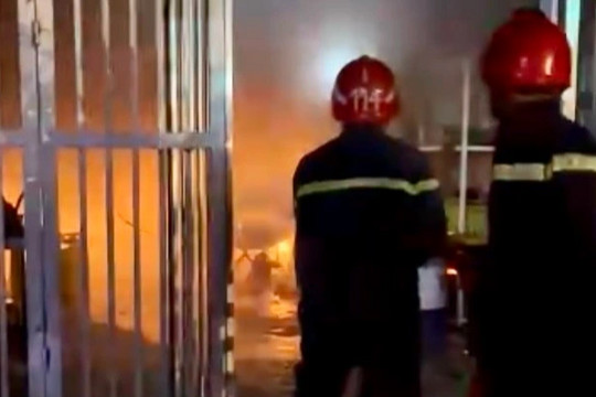Giải cứu 4 người mắc kẹt trong đám cháy 2 công ty