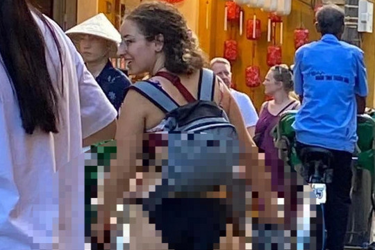 Nữ du khách nước ngoài mặc bikini vào phố cổ Hội An gây phản cảm