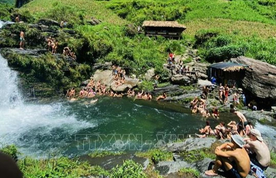 Hà Giang tạm dừng hoạt động tắm tại thác Du Già sau vụ du khách tử vong
