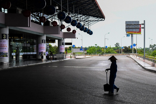 Sân bay Nội Bài tối thui, vắng bóng hành khách trước giờ bão Talim đổ bộ