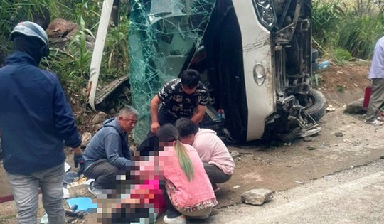 Tai nạn nghiêm trọng trên đèo Khánh Lê, 4 du khách nước ngoài tử vong