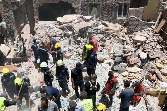 Chung cư 5 tầng đổ sập ở thủ đô Ai Cập, ít nhất 15 người tử nạn