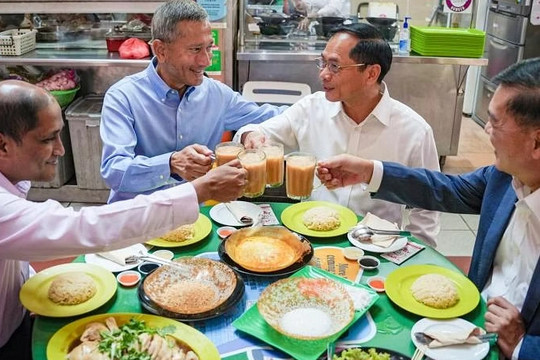 Bộ trưởng Ngoại giao Việt Nam được đãi món gì tại chợ ẩm thực ở Singapore?