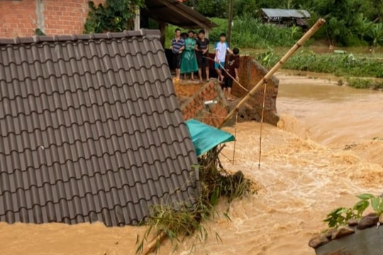 Mưa lớn làm sập 2 căn nhà ở Kon Tum