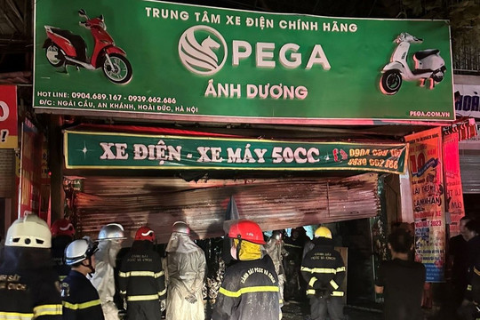 Hà Nội: Cháy cửa hàng kinh doanh xe máy điện, 3 người trong gia đình tử vong