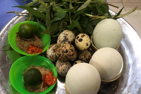 Hàng trứng vịt lộn ở Quận 3 bán hơn 4.000 trứng mỗi ngày nhờ công thức lạ