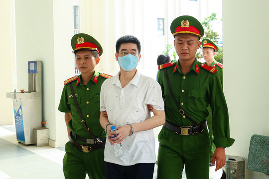 Cựu điều tra viên Hoàng Văn Hưng bật khóc, tố cựu PGĐ Công an Hà Nội vu khống