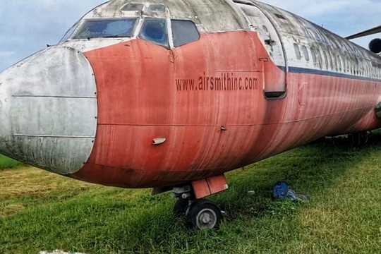 Bên trong máy bay Boeing 727 bị "bỏ rơi" 16 năm tại Nội Bài