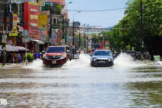 Mưa lớn suốt nhiều giờ, đường phố ở Hà Tĩnh ngập nặng
