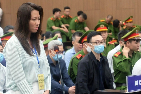 Nữ doanh nhân khóc xin được chịu án tù thay cựu Phó Giám đốc Công an Hà Nội