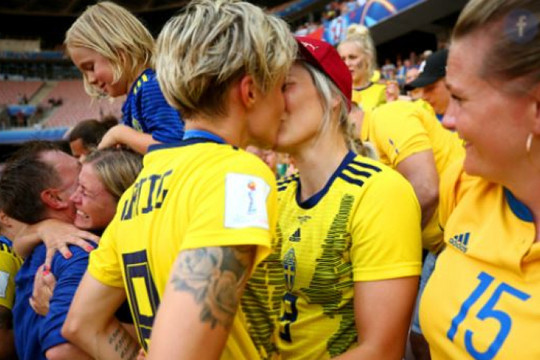 Chuyện nữ cầu thủ Thụy Điển mang… vợ tham dự World Cup
