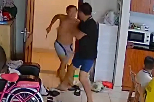 Người đàn ông cầm dao tấn công hàng xóm ở chung cư Hà Nội