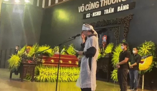 Đạo diễn Trần Lực bật khóc tiễn biệt bố - NSND Trần Bảng