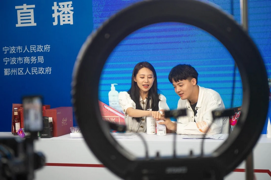 Streamer ảo len lỏi thị trường livestream thương mại điện tử Trung Quốc