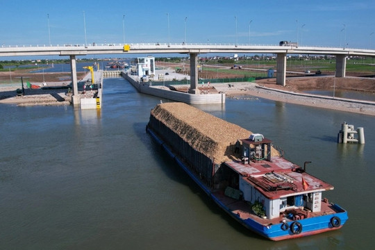 Trải nghiệm lái tàu gần 3.000 tấn qua kênh đào lớn nhất Việt Nam