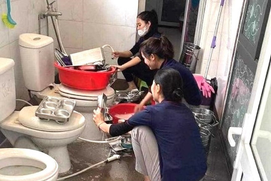 Xôn xao hình ảnh trường mầm non ở Nghệ An rửa khay ăn của trẻ bên bồn cầu