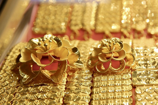 Điểm tin kinh doanh 20/8: Vàng trong nước thêm tuần tăng giá, chi 67,7 triệu đồng mới mua được một lượng vàng