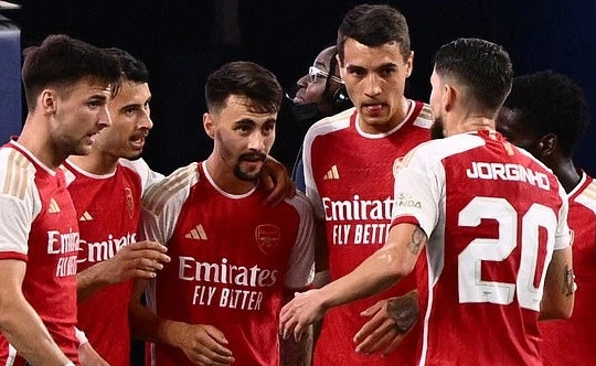 Arsenal ngược dòng hạ Barcelona trong trận cầu có 8 bàn thắng
