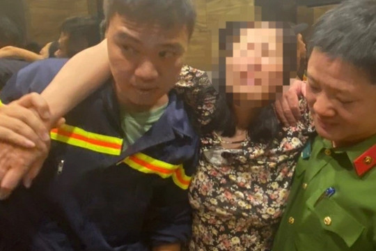 Giải cứu người phụ nữ lơ lửng tại tầng 11 chung cư ở Hà Nội