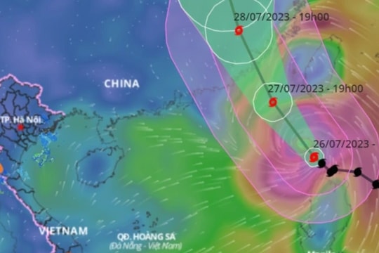 Bão Doksuri giảm cấp trước khi vào Biển Đông, sóng cao 10m