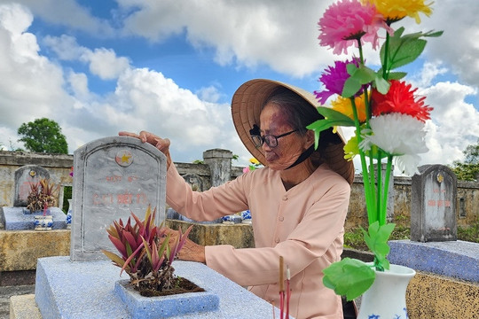 Bà lão 79 tuổi 26 năm chăm sóc phần mộ cho đồng đội ở Quảng Trị