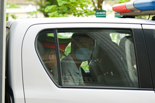 Hình ảnh Hoàng Văn Hưng rời tòa sau khi nhận bản án chung thân