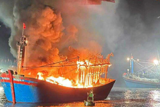 Hàng loạt tàu đánh cá của ngư dân bốc cháy trong đêm ở Nghệ An