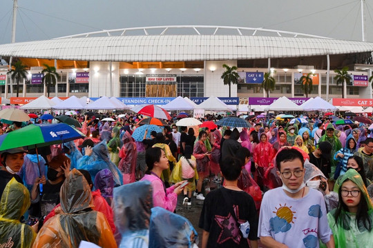 'Biển' người đội mưa ở Mỹ Đình xem show BlackPink
