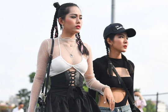 Fan Việt lên đồ cá tính, khoe vẻ gợi cảm xem Blackpink diễn ở Hà Nội